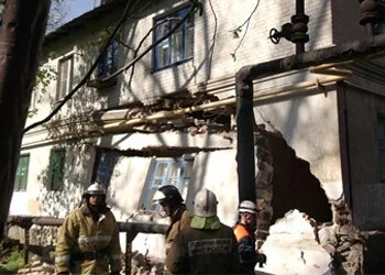 Стена жилой многоэтажки обрушилась в Ростовской области
